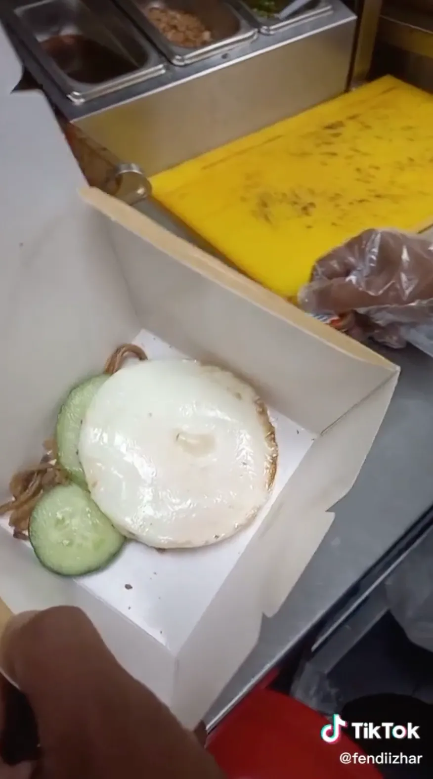 Bikin Pusing, Pembeli Ini Pesan Nasi Lemak Tanpa Nasi!