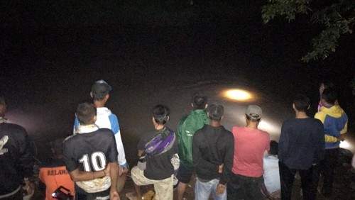 Seorang bocah berusia 8 tahun dilaporkan hilang di aliran sungai Desa Beru, Kecamatan Brang Rea, Kabupaten Sumbawa Barat, Nusa Tenggara Barat (NTB) sejak Selasa (12/4/2022). Proses pencarian korban masih dilakukan hingga Rabu (13/4/2022) hari ini