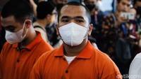 Kapolres Metro Jakarta Selatan Kombes Budhi Herdi Susianto menjelaskan pengeroyokan itu dipicu ketika teman perempuan di kelompok Putra Siregar mendatangi meja korban berinisial MNA di sebuah kafe kawasan Jaksel.  