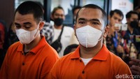 Melihat hal itu, Rico Valentino tidak senang. Ia mendatangi meja korban dan memukulnya. Putera Siregar pun ikut-ikutan.  
