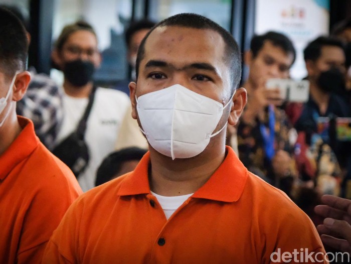 Polisi menetapkan bos PStore, Putra Siregar, dan artis Rico Valentino sebagai tersangka karena pengeroyokan kepada warga berinisial N. Putra Siregar dan artis Rico kini sudah ditahan.