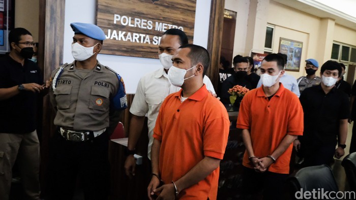 Polisi menetapkan bos PStore, Putra Siregar, dan artis Rico Valentino sebagai tersangka karena pengeroyokan kepada warga berinisial N. Putra Siregar dan artis Rico kini sudah ditahan.