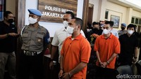 Tersangka Putra Siregar dan Rico Valentino dihadirkan dalam rilis kasus pengeroyokan di kantor Polres Jakarta Selatan, Rabu (13/4/2022).   