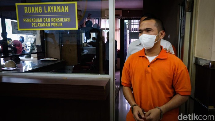 Polisi menetapkan bos PStore, Putra Siregar, dan artis Rico Valentino sebagai tersangka karena pengeroyokan kepada warga berinisial N. Putra Siregar dan artis Rico kini sudah ditahan.