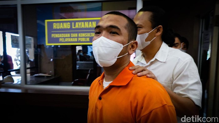 Bos PS Store Putra Siregar dan Rico Valentino Jadi Tersangka Pengeroyokan Polisi menetapkan bos PS Store, Putra Siregar, dan artis Rico Valentino sebagai tersangka karena pengeroyokan kepada warga berinisial N. Putra Siregar dan artis Rico kini sudah ditahan.