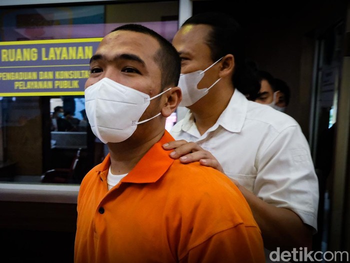 Polisi menetapkan bos PSstore, Putra Siregar, dan artis Rico Valentino sebagai tersangka karena pengeroyokan kepada warga berinisial N. Putra Siregar dan artis Rico kini sudah ditahan.