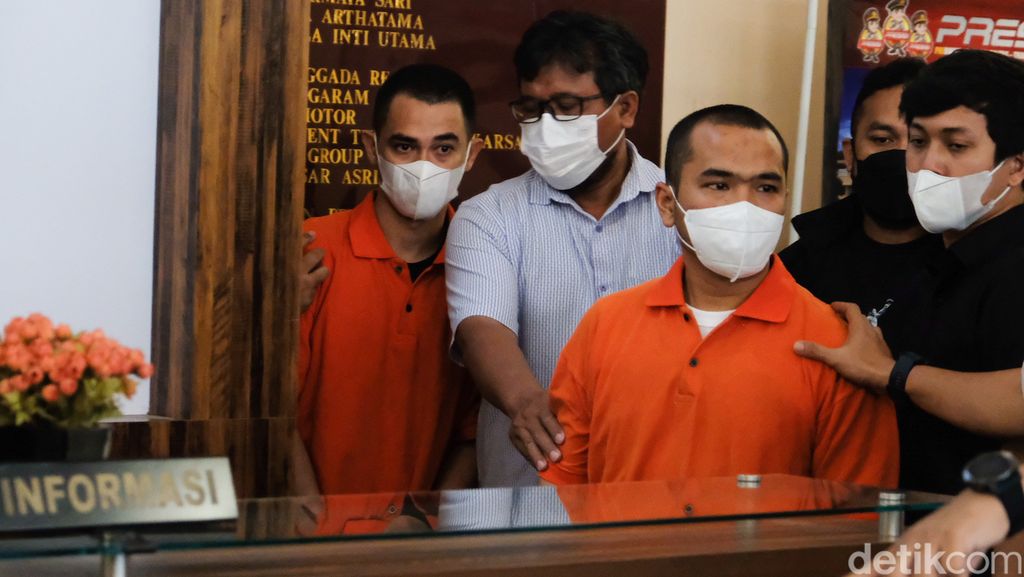 Polisi menetapkan bos PStore, Putra Siregar, dan artis Rico Valentino sebagai tersangka karena pengeroyokan kepada warga berinisial N. Putra Siregar dan artis Rico kini sudah ditahan.