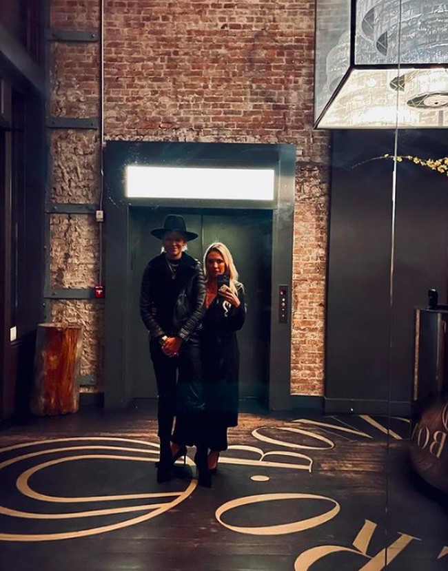 Wanita 44 tahun itu memiliki kekasih wanita. Pacar Braunwyn bernama Victoria Brito yang merupakan seorang model. Foto: dok. Instagram