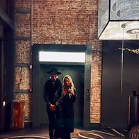 Wanita 44 tahun itu memiliki kekasih wanita. Pacar Braunwyn bernama Victoria Brito yang merupakan seorang model. Foto: dok. Instagram