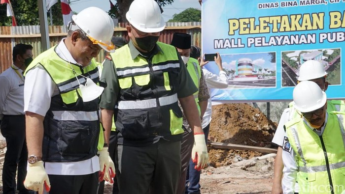 Bupati Bone Andi Fahsar Mahdin Padjalangi meletakkan batu pertama pembangunan MPP.