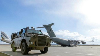 Untuk kenyamanan para penumpangnya, kendaraan ini dilengkapi dengan AC. Ia punya sistem persenjataan untuk melindunginya di bagian depan maupun belakang, termasuk senapan mesin.Foto: Australian Defence Force