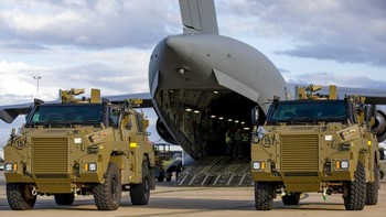 Gelombang pertama Bushmaster yang nilai per unitnya mulai USD 2,4 juta itu akan dikirim dari Brisbane ke Eropa menggunakan pesawat RAAF C-17 Globemaster. Foto: AP/CPL Brodie Cross