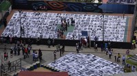 Saat pameran instalasi ini digelar, warga terpesona dengan ratusan foto hitam putih dari teman, keluarga, dan tetangga mereka.  