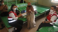 Direktur Utama PT PELNI Tri Andayani (kiri) bersama Direktur Usaha Angkutan Penumpang Yahya Kuncoro (kanan) berbincang dengan salah satu pelanggan yang akan berangkat menggunakan KM Ciremai di Pelabuhan Tanjung Priok, Rabu (13/4).