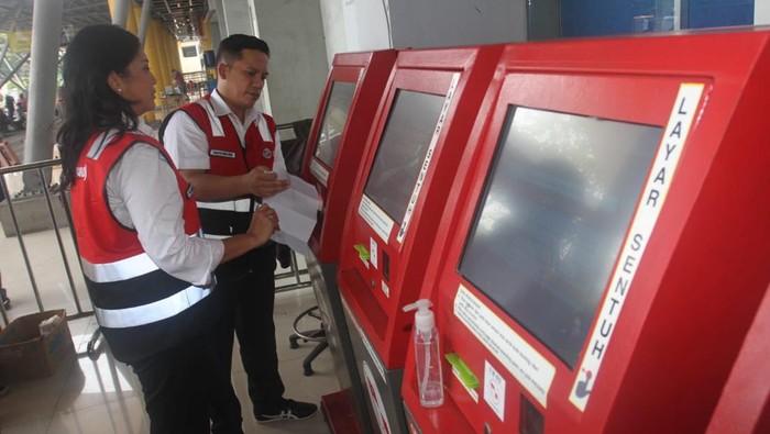 Cek Kesiapan Mudik Kapal Pelni Jelang Lebaran Direktur Utama PT PELNI Tri Andayani (kiri) bersama Direktur Usaha Angkutan Penumpang Yahya Kuncoro (kanan) berbincang dengan salah satu pelanggan yang akan berangkat menggunakan KM Ciremai di Pelabuhan Tanjung Priok, Rabu (13/4).PT PELNI (Persero) memastikan kesiapan angkutan mudik Idul Fitri 2022 dengan menyiagakan seluruh kapal penumpangnya dan pengalihan rute untuk mengantisipasi ruas-ruas padat pemudik.