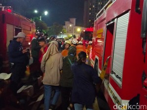 27 Damkar-15 Tangki Air Dikerahkan Padamkan Kebakaran TP 5 Surabaya