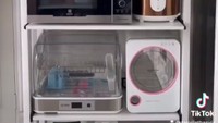 Di dapur mewah Tasyi Athasyia juga terdapat rak multifungsi untuk menaruh alat memasak, seperti rice cooker, oven, hinga air fryer. Rak itu jua bisa ditarik sehingga memudahkan ketika ingin menggunakan alat masak tersebut. Foto: Instagram @tasyiathasyia