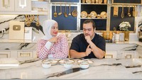 Dapurnya sangat terlihat mewah. Apalagi Tasyi memadukan peralatan dapur dengan warna senada. Hampir semua peralatan dapurnya ada unsur emas. Foto: Instagram @tasyiathasyia