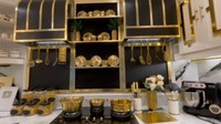 Lewat video yang ditayangkan di YouTube Tasyi Athasyia, dapur baru dengan tampilan yang mewah dipamerkan oleh YouTuber kuliner itu. Awalnya, dapur tersebut didominasi warna putih dan emas saja. Kini ditamba dengan paduan warna hitam. Foto: Instagram @tasyiathasyia