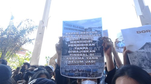demonstrasi mahasiswa dan orang tuanya menolak kebijakan masuk asrama di Gedung Rektorat Unud, Rabu (13/4/2022)