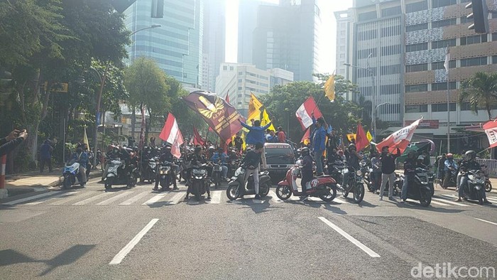 Demo Cipayung plus di Jalan Gubernur Suryo-Yos Sudarso
