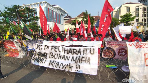 Demo di depan kantor Gubernur Jateng di Jalan Pahlawan, Kota Semarang, Rabu (13/4/2022) sore.