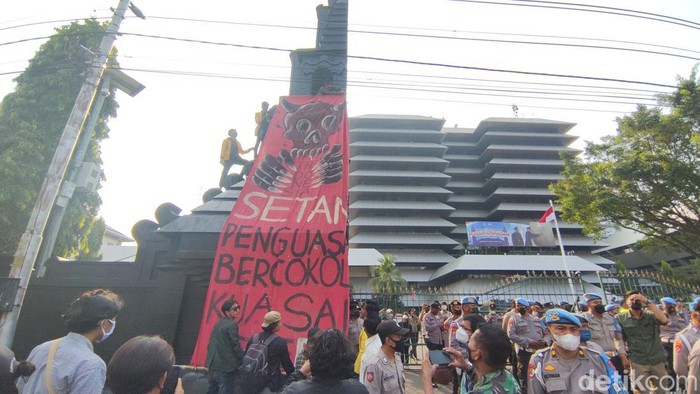 Demo di depan kantor Gubernur Jateng di Jalan Pahlawan, Kota Semarang, Rabu (13/4/2022) sore.