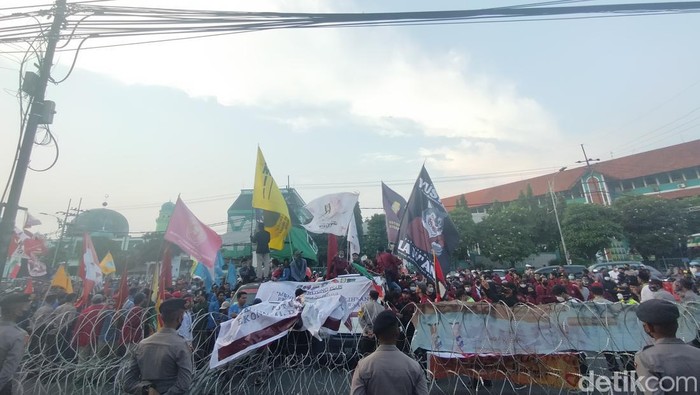 Demo mahasiswa cipayung plus di Gedung DPRD Jatim