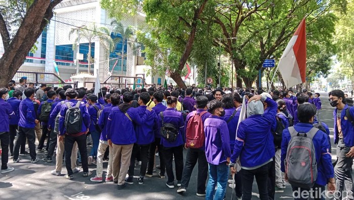 Sejumlah mahasiswa mulai berorasi di depan kantor DPRD Sumut.