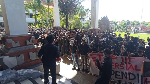 Mahasiswa dan calon orang tua mahasiswa demo Rektor Prof I Nyoman Gde Antara di Gedung Rektorat Unud.