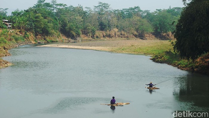 Dengan menggunakan sampan, pemancing berburu ikan di sungai Citanduy beberapa waktu lalu.