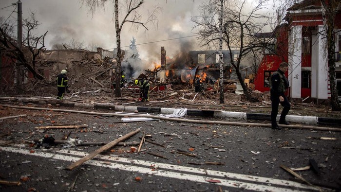 Rusia masih memborbardir Kota Kharkiv, Ukraina, dengan rudal. Sejumah gedung pun hancur dan terbakar.