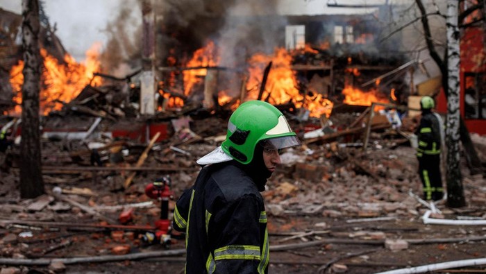 Dirudal Rusia, Kharkiv Ukraina Masih Membara Rusia masih memborbardir Kota Kharkiv, Ukraina, dengan rudal. Sejumah gedung pun hancur dan terbakar.