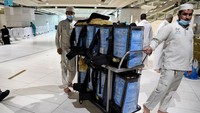 Airi zamzam juga didistribusikan dalam 250 tas punggung yang dibawa oleh karyawan, 58 gerobak pintar dengan kapasitas masing-masing 80 liter, dan 33 gerobak khusus yang masing-masing menampung 100 botol.