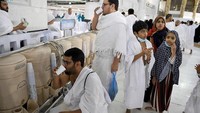 Selama 10 hari Ramadah, sebanyak 8 juta liter Air Zamzam telah dibagikan kepada para jamaah atau pengunjung.