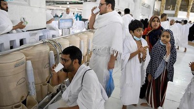 Melihat Distribusi Air Zamzam di Masjidil Haram Saat Ramadan