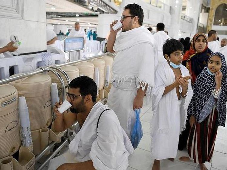 Melihat Distribusi Air Zamzam di Masjidil Haram Saat Ramadan