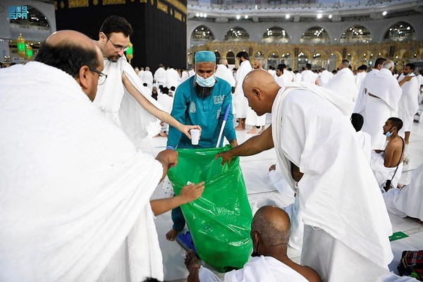 Lebih dari 100 pekerja dikerahkan ke berbagai pintu masuk masjid, yang 100 di antaranya digunakan saat ini untuk menyambut pengunjung. Mereka juga mengarahkan jemah, mengatur arus pengunjung, dan mendukung personel keamanan dalam mengarahkan orang dari satu bagian ke bagian lain ketika berdoa. Lebih dari 100 pekerja dikerahkan ke berbagai pintu masuk masjid, yang 100 di antaranya digunakan saat ini untuk menyambut pengunjung. Mereka juga mengarahkan jemah, mengatur arus pengunjung, dan mendukung personel keamanan dalam mengarahkan orang dari satu bagian ke bagian lain ketika berdoa.