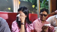 Tangis DJ Una pecah saat jumpa pers berlangsung pada Selasa (12/4/2022) malam. Foto: Hanif Hawari/detikcom