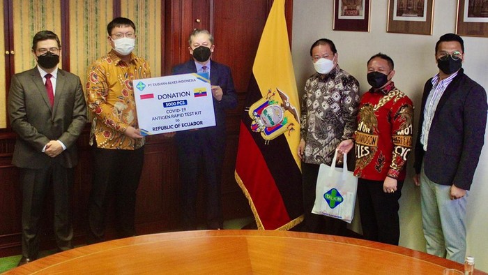PT Taishan Alkes Indonesia sumbang 5.000 Alat Swab Antigen kepada Pemerintah Republik Ekuador melalui Kedutaan Besar Republik Ekuador di Indonesia.