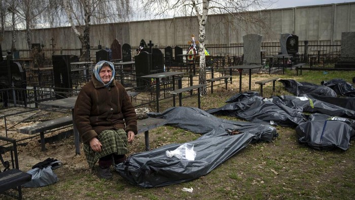 Duka Keluarga Korban Pembantaian di Bucha Ukraina A portrait of Andriy Matviychuk, 37, who served as territorial defense soldier and was captured and killed by Russian army in Bucha, during his funeral, Ukraine, Tuesday, April 12, 2022. (AP Photo/Rodrigo Abd)