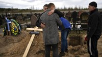 Para korban pembantaian dimakamkan di Bucha, Ukraina, 12 April 2022.  