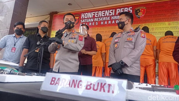 Ekspos pelaku pencurian mobil bak terbuka di Karawang.