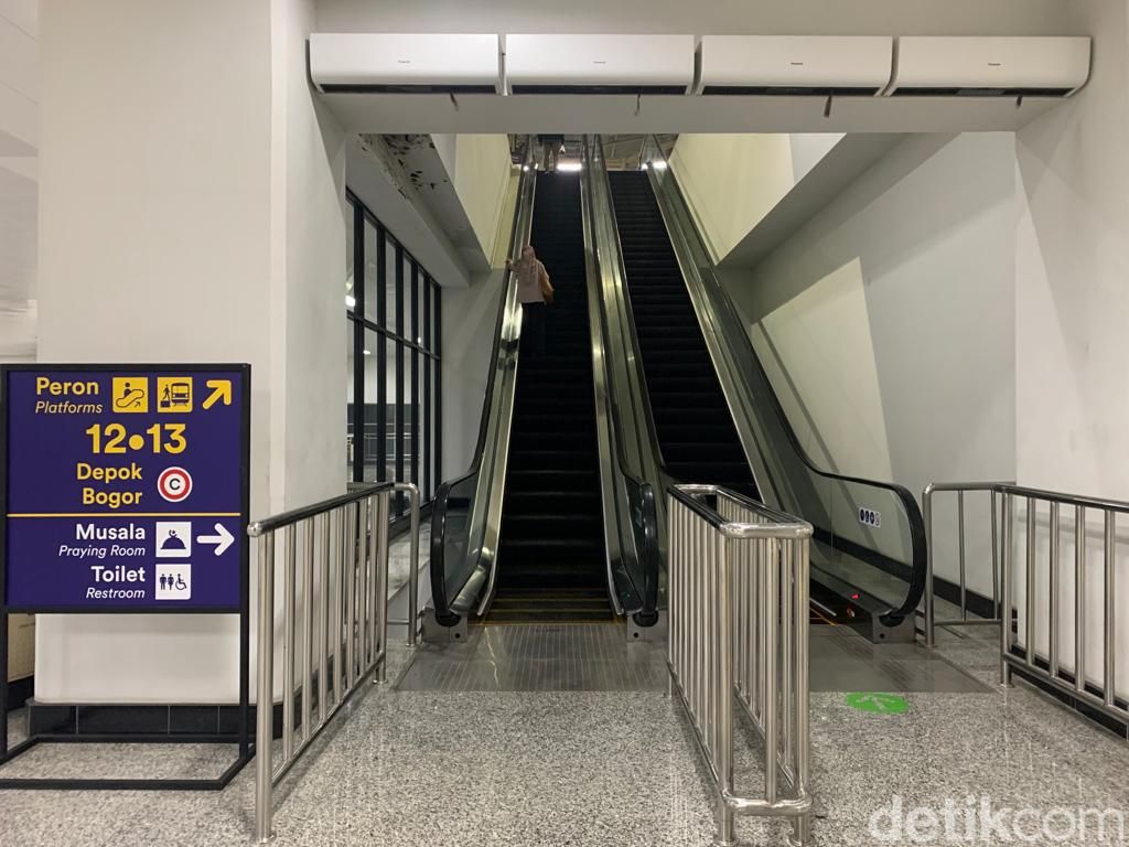 Eskalator di Stasiun Manggarai, Jaksel, 13 April 2022, malam. (Mulia Budi/detikcom)