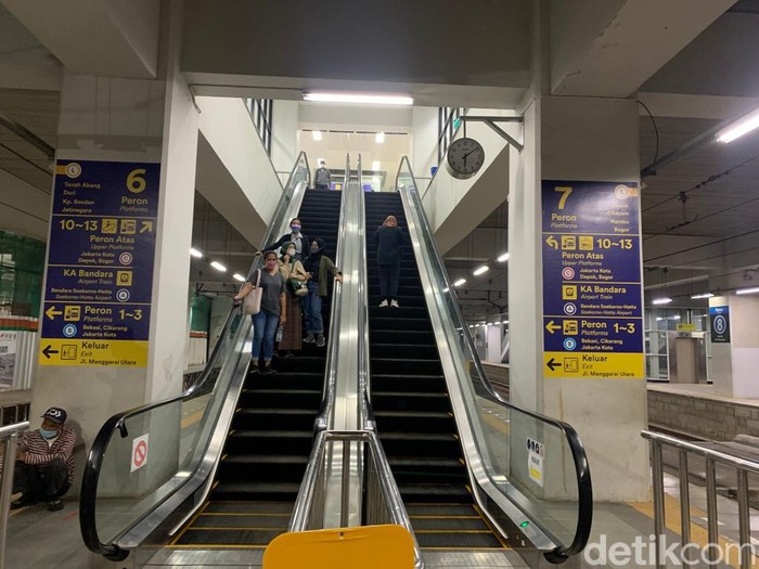 Eskalator di Stasiun Manggarai, Jaksel, 13 April 2022, malam. (Mulia Budi/detikcom)