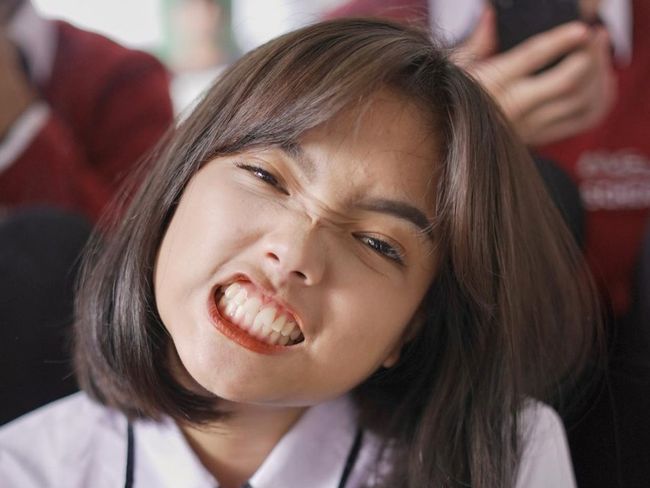 Tanga kiygan yalangoch ayolning surati Kashtadozlik bilan torli koylaklar