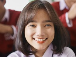 8 Pesona Fuji saat Syuting Film Perdana, Cantik & Imut Pakai Seragam Sekolah