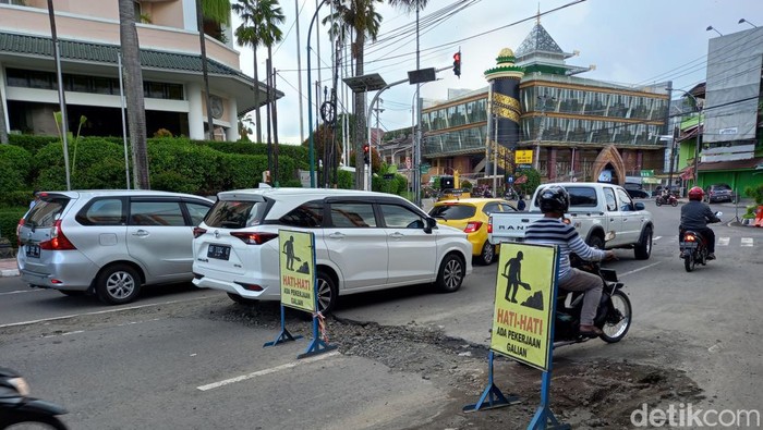 Galian PDAM di Jalan Suryotomo, Yogyakarta, Rabu (13/4/2022).
