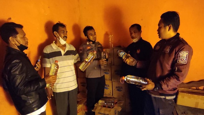 Gerebek Rumah Kontrakan, Polisi Tulungagung Temukan Ratusan Botol Miras