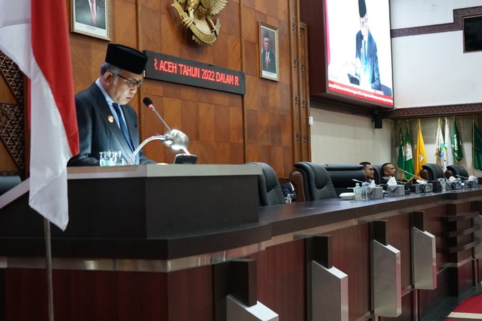 Gubernur Aceh Nova Iriansyah saat membacakan LKPJ.